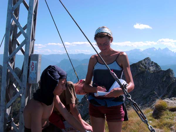 ... auf den steilen Zahn des Rettenkogel; hinten Bergwerkskogel und Dachstein