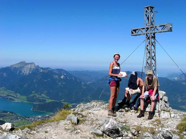 Rettenkogel gegen N: Schafberg und Wolfgangsee; rechts der Buchkassette lugt ein Stück Attersee hervor