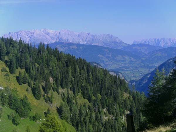 Blick von der Hüttenterrasse auf Hochkönig und Tennengebirge ...