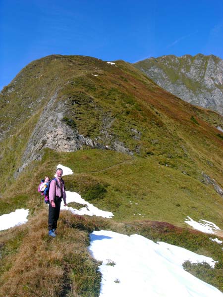 der Wanderweg führt erst über den unteren Teil des Grates