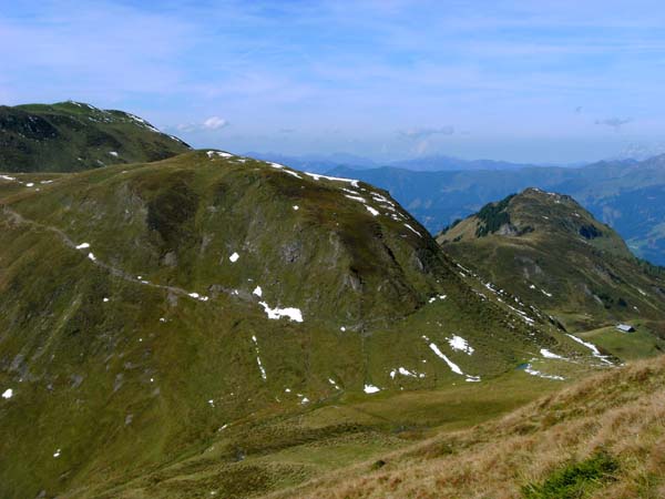 später führt der Weg in teils steilen Querungen hinüber zum weiten Sattel der Lieskaralm; links das Grubereck