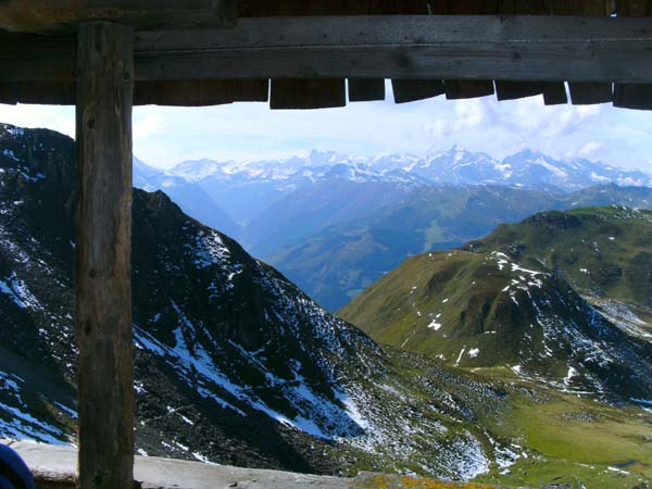 im Unterstand am Fuß der steilen Wandzone gibt's tolle Aussicht auf die Glocknergruppe ...