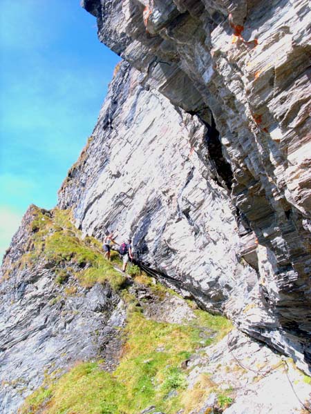 ... die steile, bandartige Schrofenrampe hinauf aufs Gipfeldach