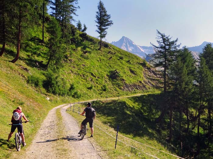 schon am Zustieg (idealerweise mit dem Bike) ein ständiger Begleiter: der Großglockner schon am Zustieg (idealerweise mit dem Bike) ein ständiger Begleiter: der Großglockner