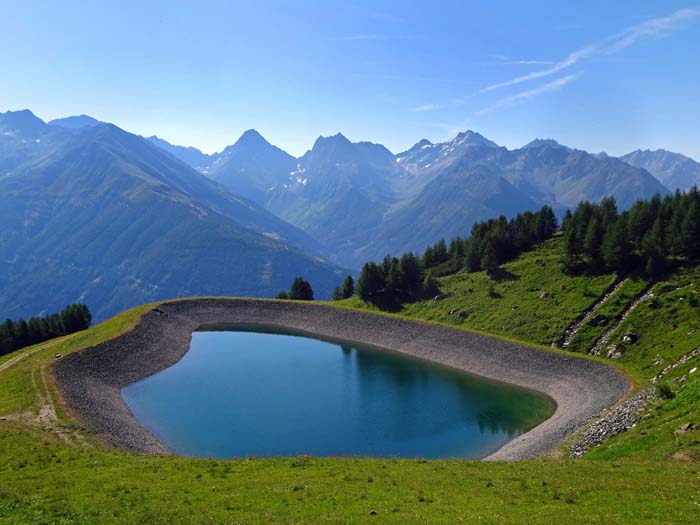 schon hoch oben ein Speichersee mit der Schobergruppe: in Bildmitte von links nach rechts Glödis, Ralfkopf und Hochschober schon hoch oben ein Speichersee mit der Schobergruppe: in Bildmitte von links nach rechts Glödis, Ralfkopf und Hochschober