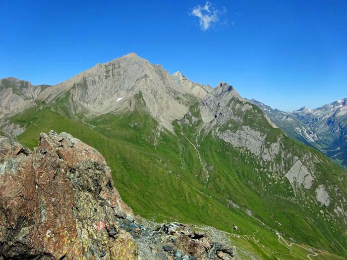 Gipfelpanorama im Uhrzeigersinn: im Norden wieder die Kendlspitze mit ihrem beliebten Südwestgrat, rechts das Kalser Dorfertal Gipfelpanorama im Uhrzeigersinn: im Norden wieder die Kendlspitze mit ihrem beliebten Südwestgrat, rechts das Kalser Dorfertal