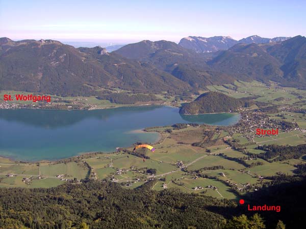 unser Flug gegen den Wolfgangsee, ganz hinten das Höllengebirge