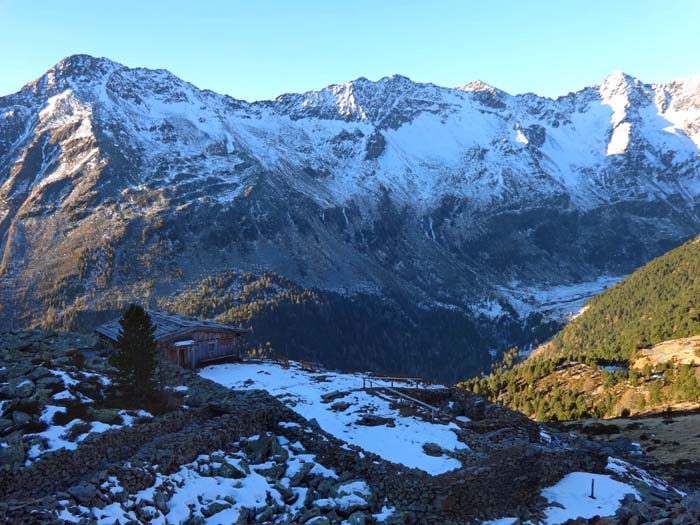 Blick übers Bergwerksgelände auf den östlichen Panargenkamm (Weißes Beil links bis Seespitze)