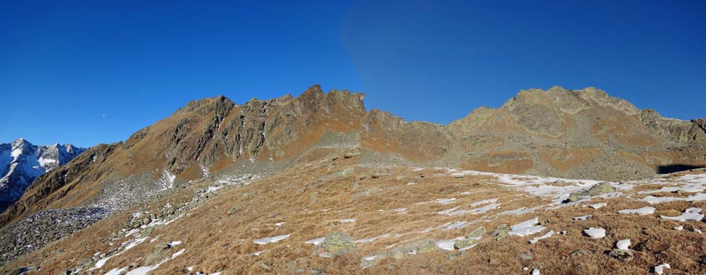 wir verlassen das frostige Bergwerk und laufen hinauf ins weiträumige Kar zwischen dem Scheibenplattengrat (im Bild, rechts hinten der Blindis) und dem langen Südgrat des Pizleshorn