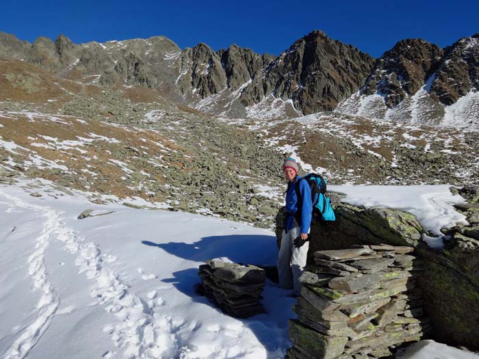 im Norden des großräumigen Kares das Pizleshorn (linke Bildhälfte) mit seinem langen Südgrat, der mit zahlreichen Zacken über Faden und Happ (s. Archiv Schitouren) bis nach St. Jakob hinaus zieht - das östliche Gegenstück zum Scheibenplattengrat