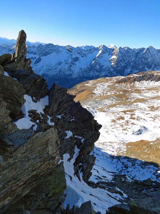 jenseits der Scharte das weite Durfeldkar und der Panargenkamm, ganz hinten rechts leuchtet der Hochgall heraus