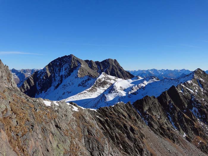 über den Ostgrat ist der Gipfel etwas leichter zu bezwingen; um aus dem Kar die Schneide zu erreichen, muss man außerhalb des unteren Bildrandes ...