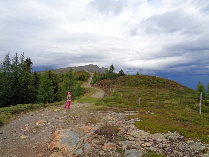 Ronja vor dem Hochsteinkreuz, dahinter das Böse Weibele