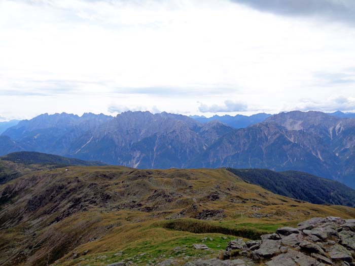 Gipfelblick gegen Süden; hinter den Lienzer Dolomiten ist noch der Karnische Hauptkamm zu erkennen