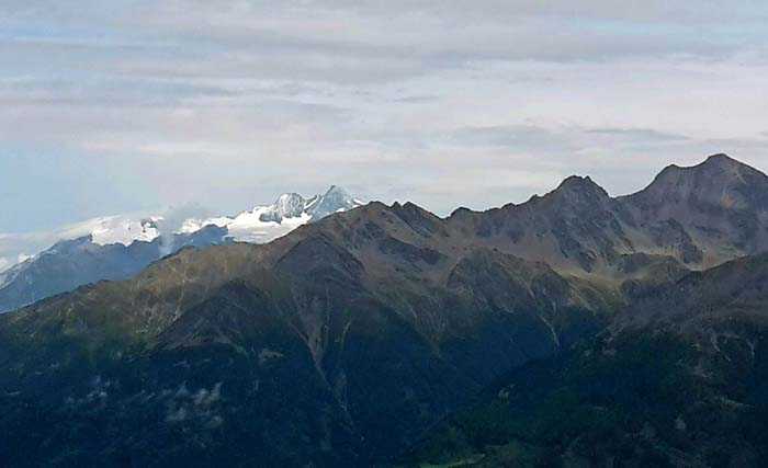 im NNO späht hinter der Schobergruppe (ganz rechts der Hochschober) der Großglockner hervor