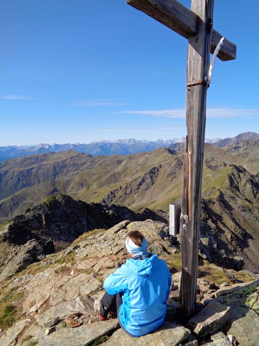 die Fortsetzung des Grates zu den Mundsalspitzen; ganz hinten die Sextener Dolomiten