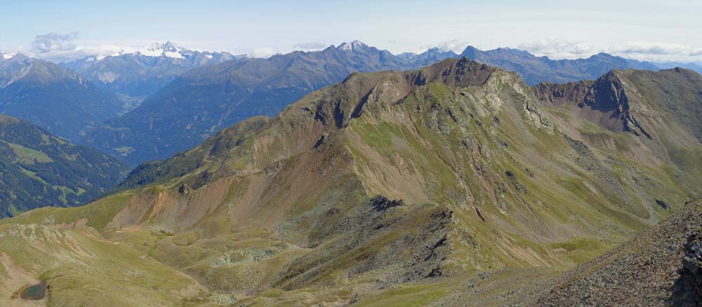 ... Obere Mundsalspitze; Rückblick auf den Grat zum Rotstein, dahinter die Schobergruppe