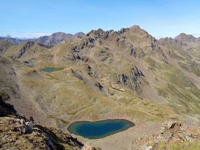 die Ochsenalmseen unter dem gezackten Zarspitzengrat