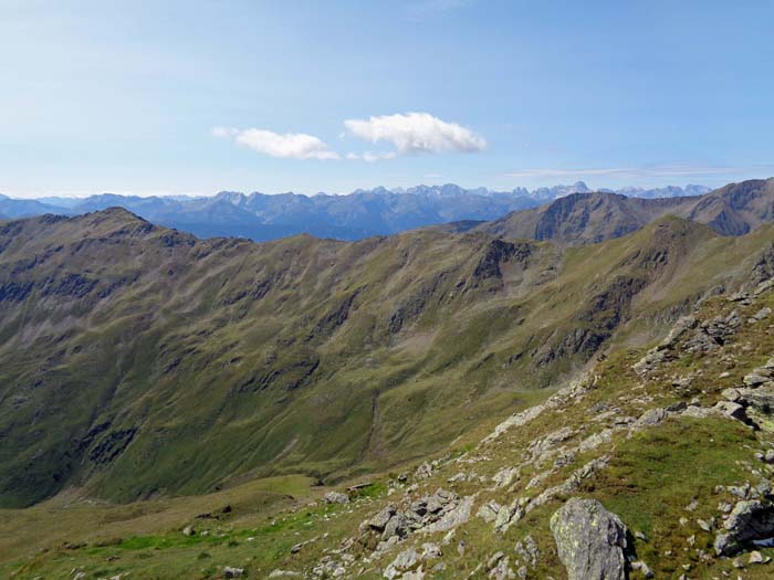 Gipfelblick von der Unteren Mundsalspitze gegen SW; am Horizont rechts der Bildmitte erkennt man die Drei Zinnen