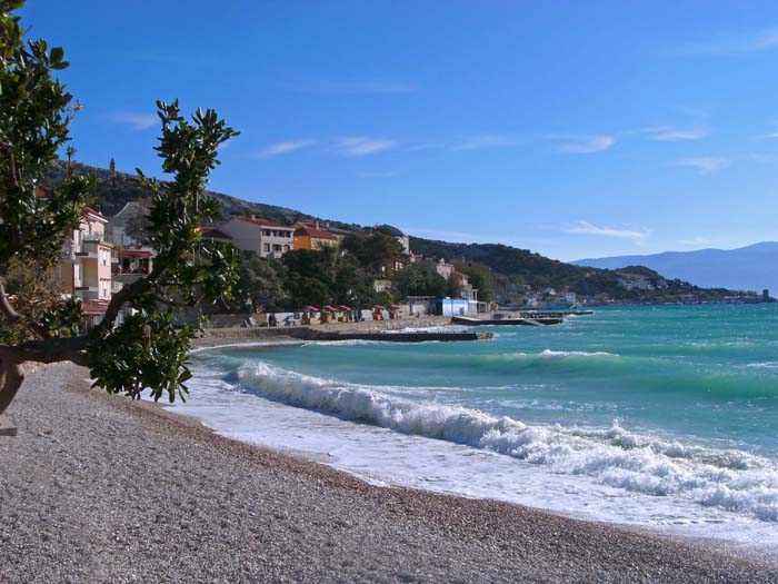 der besonders abwechslungsreiche Zustieg beginnt am Strand von Baška