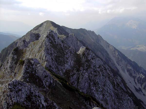 Bosruck gegen W (Kitzstein), der Abstieg zum Pyhrnpass folgt dem gesamten Kammverlauf über zwei weitere Gipfel