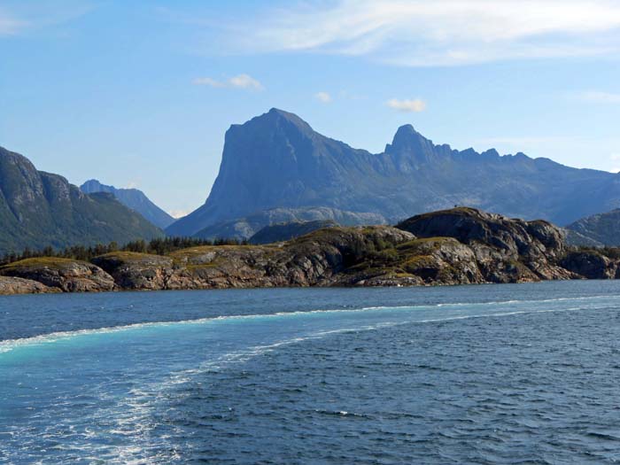 zahlreiche Fährpassagen unterbrechen den berühmten Kystriksveien in Nordnorwegen; hier verlässt das Schiff den Hafen Jektvika, im O der Blokktind