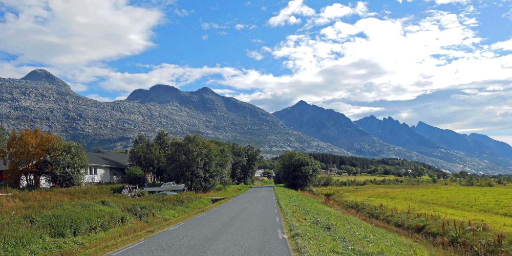 die Sieben Schwestern von der Anfahrt aus N (Sandnessjøen); links die Botnkrona, das dreigipfelige Massiv daneben der Grytfoten