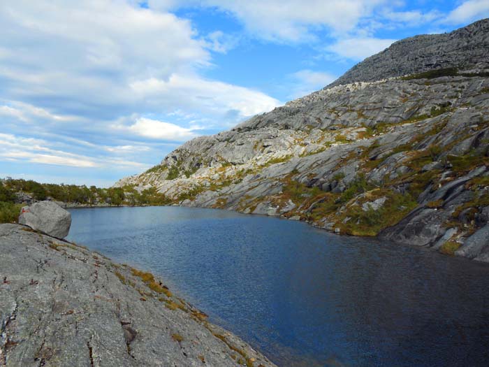 auf einer versteckten Terrasse liegt der untere See, der als Trinkwasserreservoir der Stadt Sandnessjøen genutzt wird