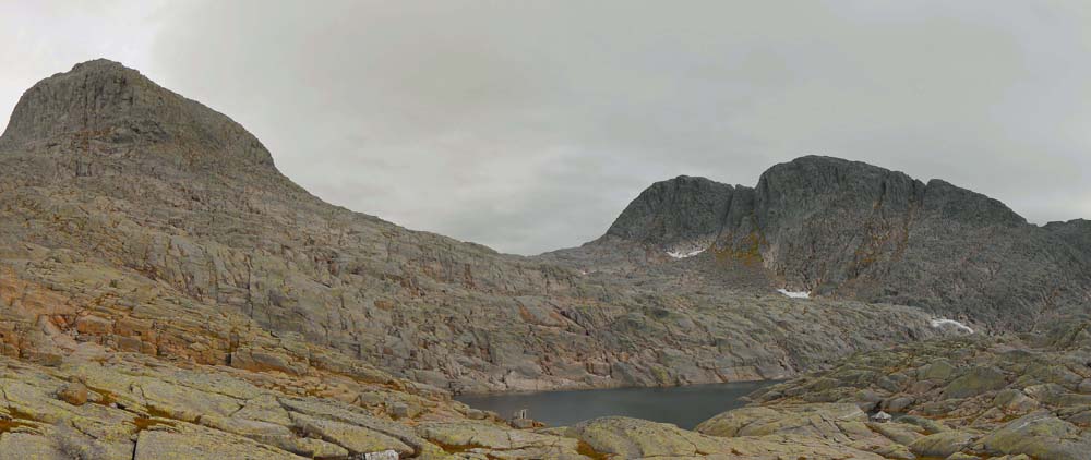 auf einem kleinen Hochplateau liegt der obere See eingebettet zwischen unseren beiden Gipfeln