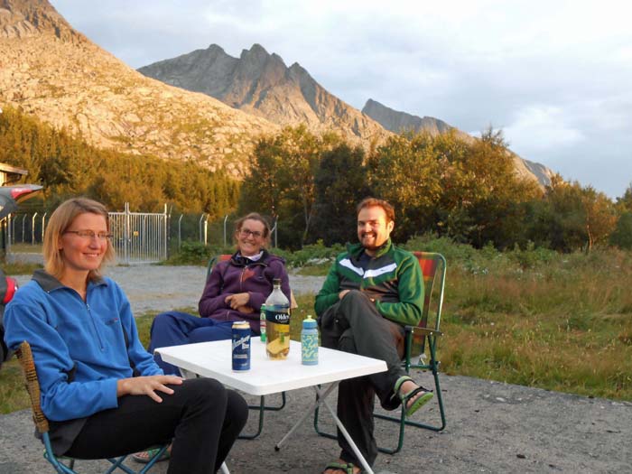 freundlicherweise haben Ulli, Hedi und Peter schon Erichs Bier vorbereitet; dahinter die Zwillinge und der Kvasstind (rechts)