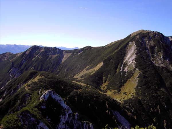 Scharfen gegen Braunedl, der Flug bringt uns auf der anderen Seite des Berges zurück auf die Postalm