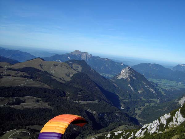 gerade noch erwischt - Ulli hebt ab, in Bildmitte Bleckwand und Sparber, dahinter der Schafberg