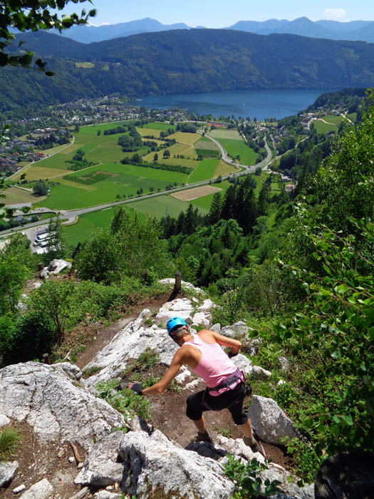 ein teilweise versicherter Steig führt in Kürze hinunter zum Wandfuß