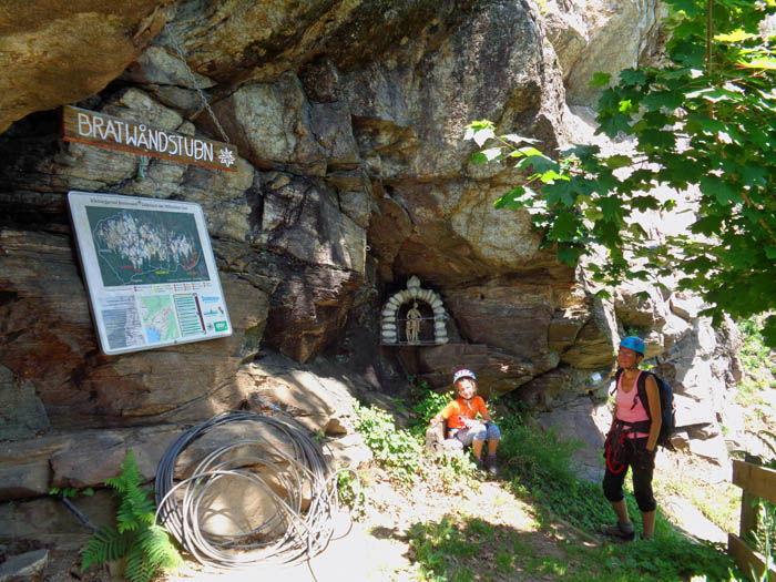 etwas weiter östlich die große Halbhöhle der Breitwandstube, ...