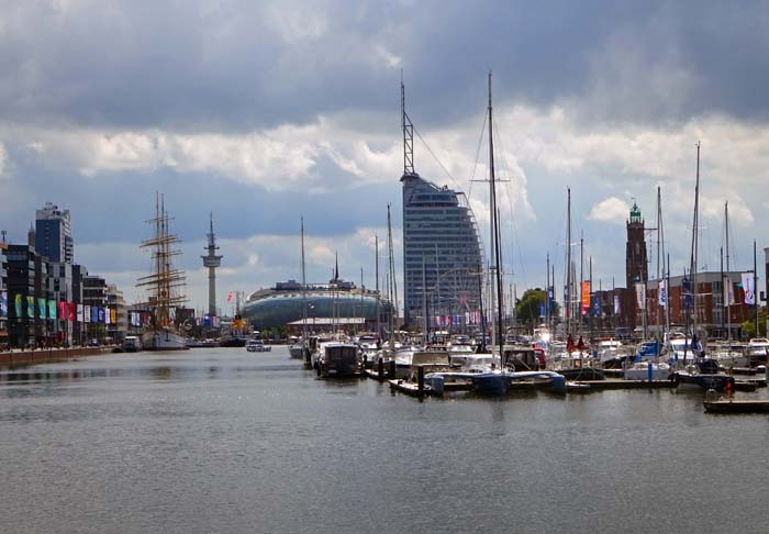 wir nähern uns dem Stadtzentrum von Norden über den Neuen Hafen