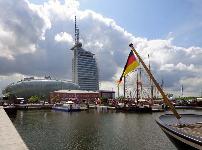 vor dem Atlantic Hotel - ein wenig erinnert es ans allerdings mehr als doppelt so hohe Burj al Arab in Dubai - breitet sich das Klimahaus Bremerhaven aus, ...                             