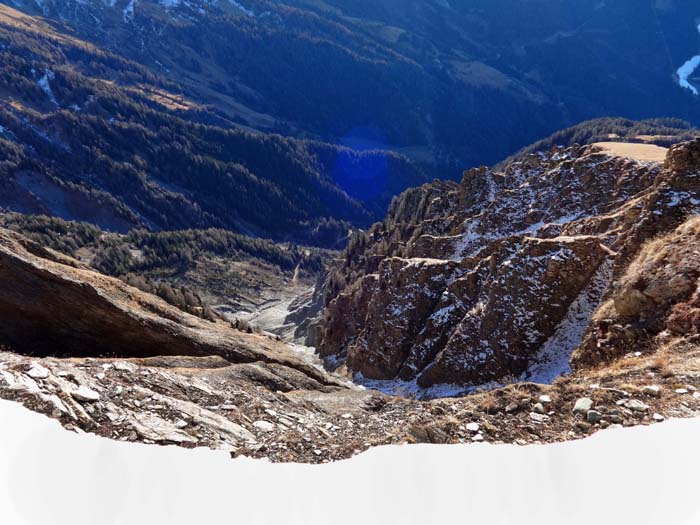 Tiefblick in die labilen Flanken, am Wandfuß der Bretterwandbach - oft als gefährlichster Wildbach Österreichs genannt