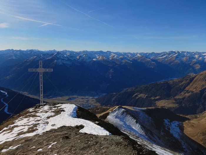 hoch über Matrei die gestaffelten Kämme von Lasörlingkette, Villgratner Berge und Dolomiten 