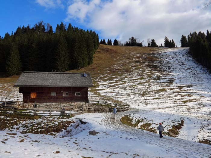 ... zur Jagdhütte am Fuß des kurzen Gipfelhanges