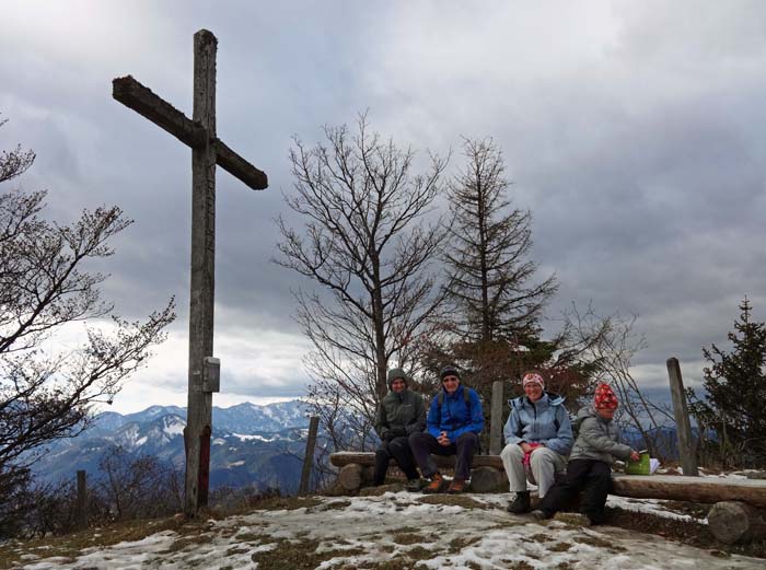 heute mit von der Partie: Oma und Opa; hinter dem Kreuz das östl. Sengsengebirge mit dem Hohen Nock