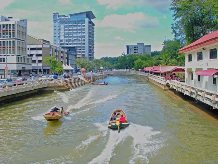 wie viele Küstenstädte SO-Asiens ist auch Bandar Seri Begawan von Wasserstraßen durchzogen, hier der Kianggeh kurz vor der Mündung in den ...