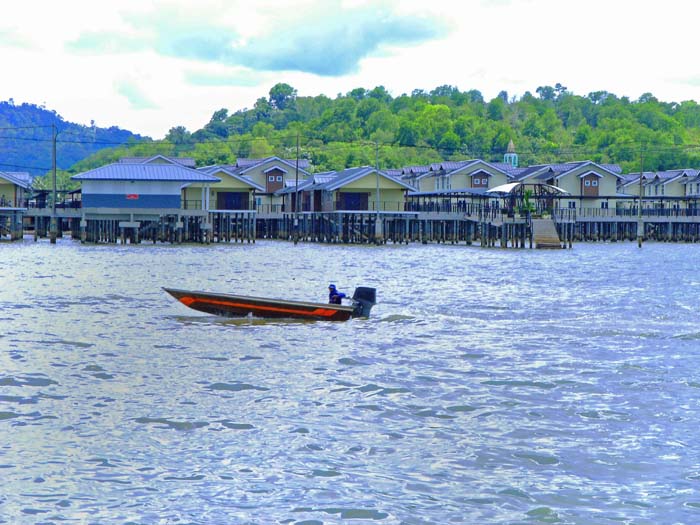 ... Brunei River; typisch die Bootstaxis und die endlosen Zeilen der Pfahlbauten - ein Teil Bandar Seri Begawans bildet die größte verbliebene Wasserstadt der Erde