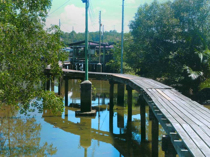 fünf Gehminuten vom geschäftigen, modernen Zentrum wandert man in aller Stille durch Kampong Ayer mit den traditionellen Pfahlbausiedlungen