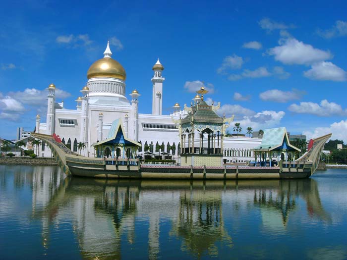 ... die prachtvolle Sultan Oman Ali Saifuddin Moschee, fertiggestellt 1958 und benannt nach dem 28. Sultan von Brunei