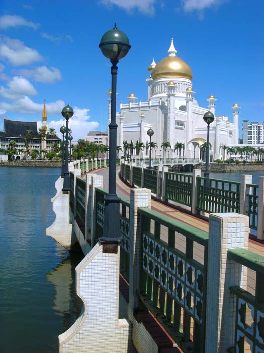 die 52 m hohe Moschee liegt an einer künstlichen Lagune, die Nachbildung der Sultansbarke aus dem 16. Jhdt. wurde 1967 zum 1400. Jahrestag der Entstehung des Korans errichtet