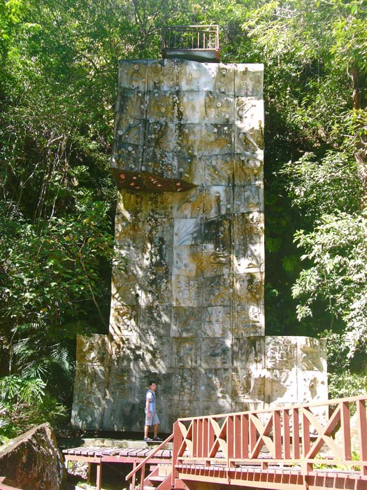 ... erhebt sich mitten aus dem Regenwald eine künstliche Kletterwand, ...