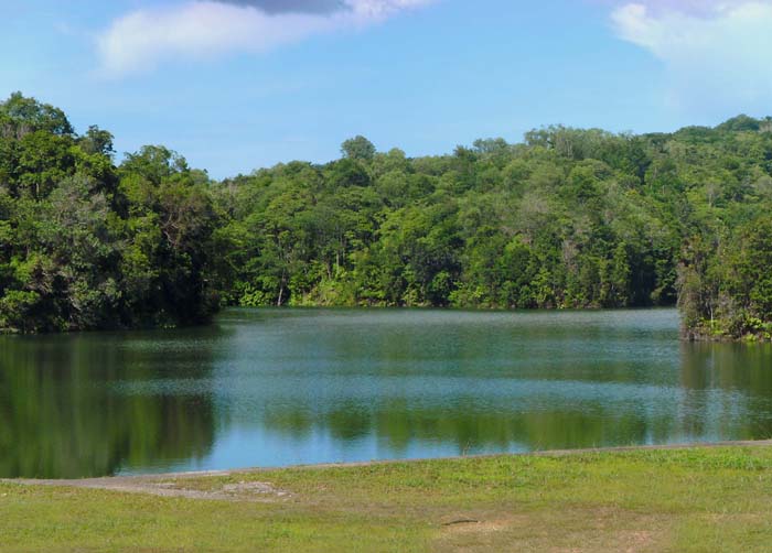 dahinter der Tasek-Stausee, das Trinkwasserreservoir von Bandar Seri Begawan