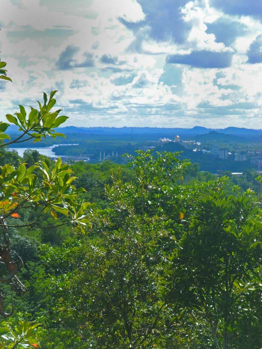 ... über den teils schmalen SW-Kamm zum Vorgipfel mit Blick auf den Südteil der Stadt ...