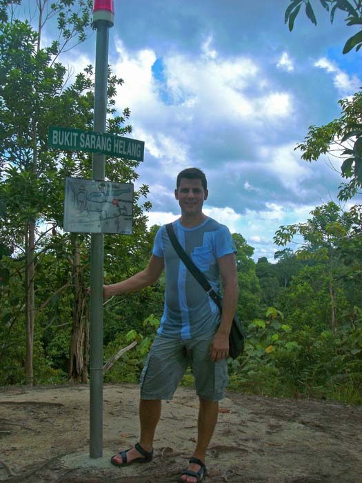 ... zum Hauptgipfel des Bukit Sarang Helang (im Zentrum der Hauptstadt!); Bukit bedeutet auf indonesisch soviel wie Hügel; Jörg freut sich, dass wir bis jetzt von den ständig drohenden heftigen Regenschauern verschont geblieben sind