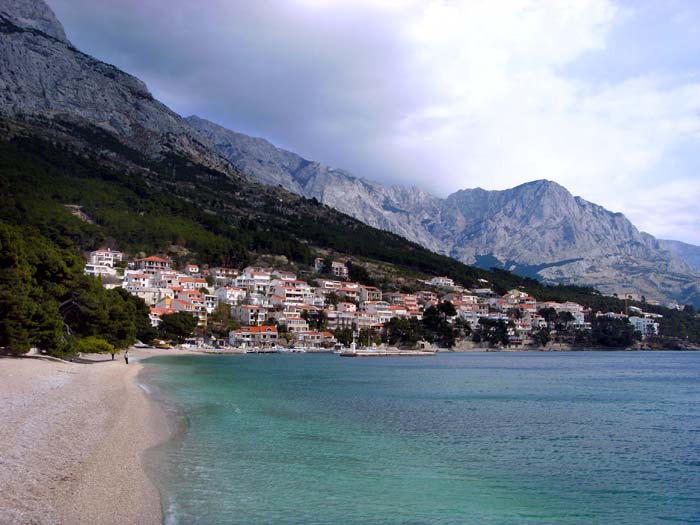 wir können die Wanderung direkt am Strand von Brela beginnen, an einer der schönsten Küsten Europas